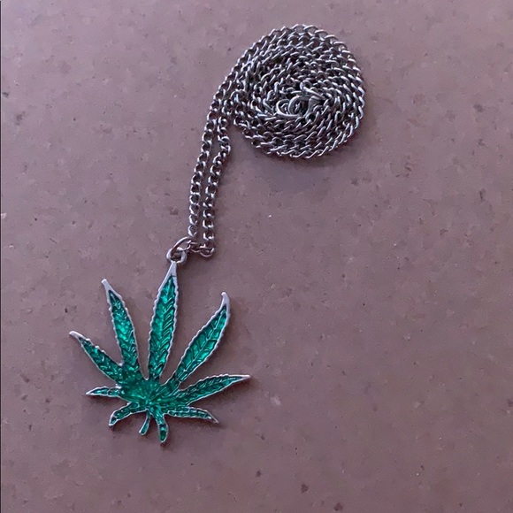 Pot/Hemp Leaf necklace - Picture 2 of 3